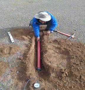 说明: 野外埋设磁棒1.jpg